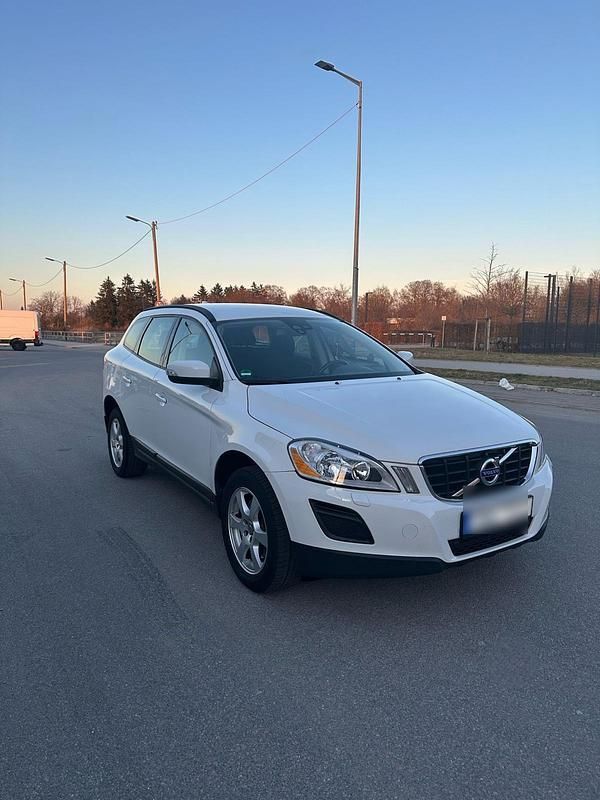 Weiß Gebraucht 2011 Volvo XC60 SUV | 10.900 € (Guter Preis) - Bild 1/4