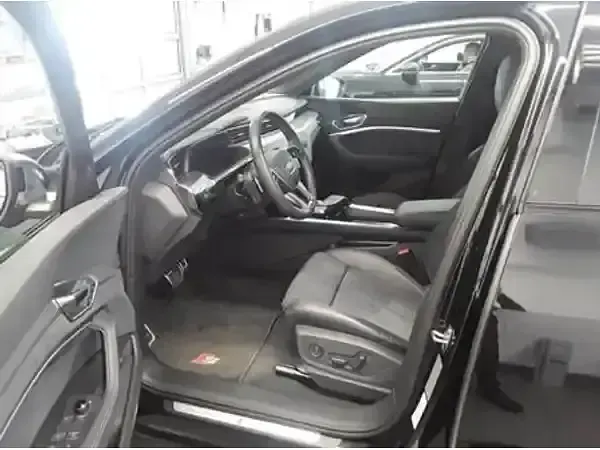 Gebraucht Audi SQ8 e-tron Ambiente 369 kW (503 PS) 2024 Mythosschwarz metallic SUV