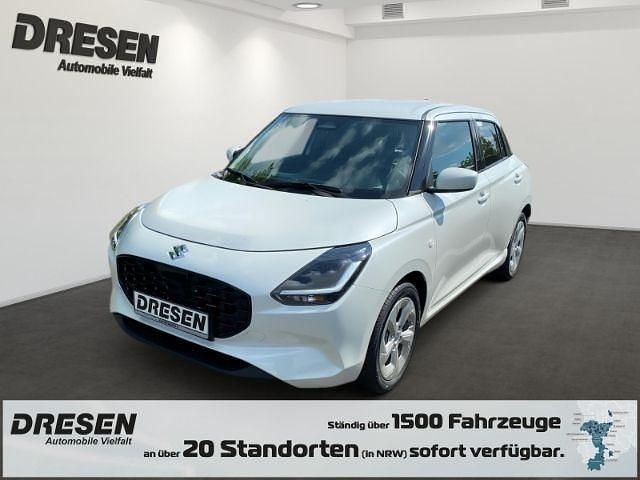 Weiss Gebraucht 2025 Suzuki Swift Comfort Kleinwagen | 20.490 € (Fairer Preis) - Bild 1/4
