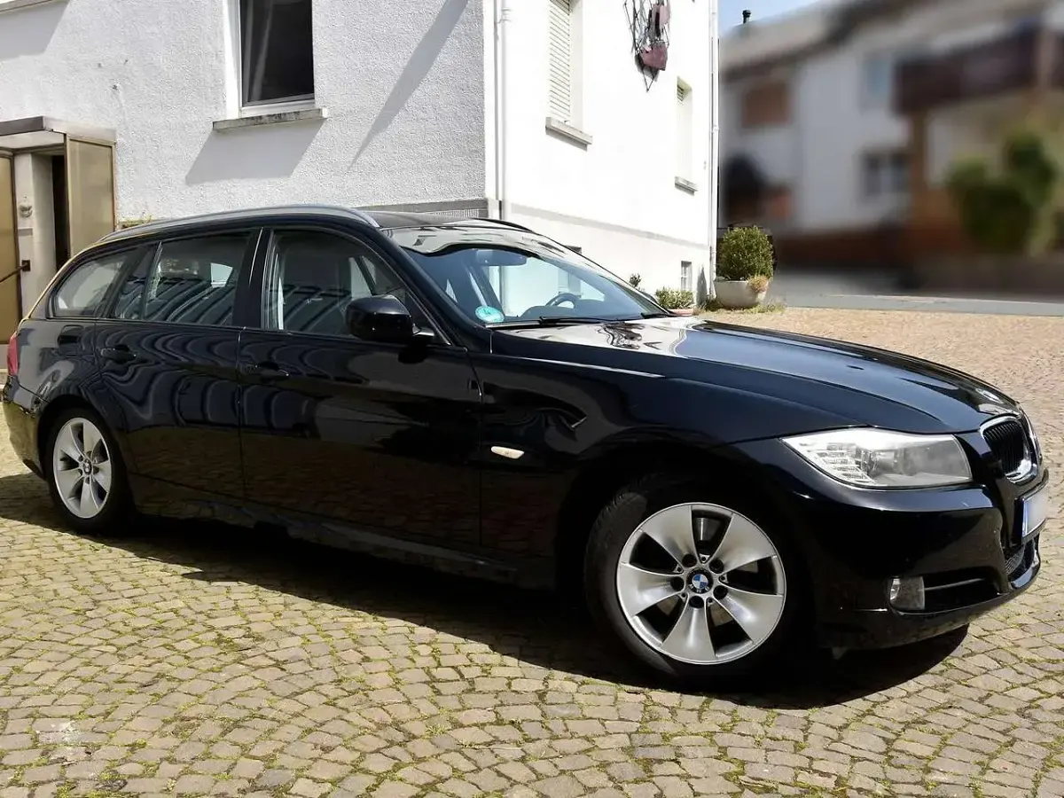Gebraucht BMW 320 184 PS (135 kW) 2012 Schwarz Kombi