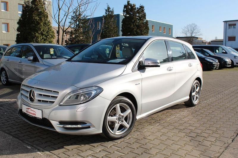 Gebraucht Mercedes B180 122 PS (89 kW) 2012 Silber Van / Kleinbus