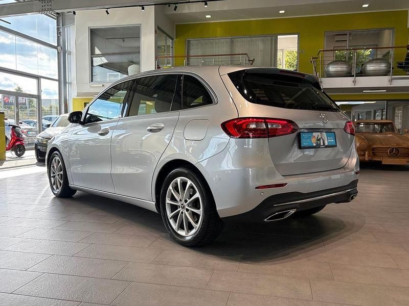 Gebraucht Mercedes B180 Business 116 PS (85 kW) 2020 Silber Van / Kleinbus