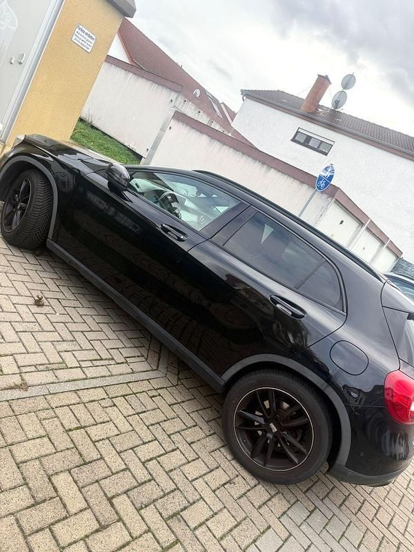 Schwarz Gebraucht 2015 Mercedes GLA200 Night SUV | 16.000 € (Fairer Preis) - Bild 1/4