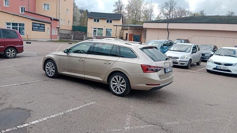 Usata Skoda Superb Ambition 150 CV (110 kW) 2022 Oro Station wagon