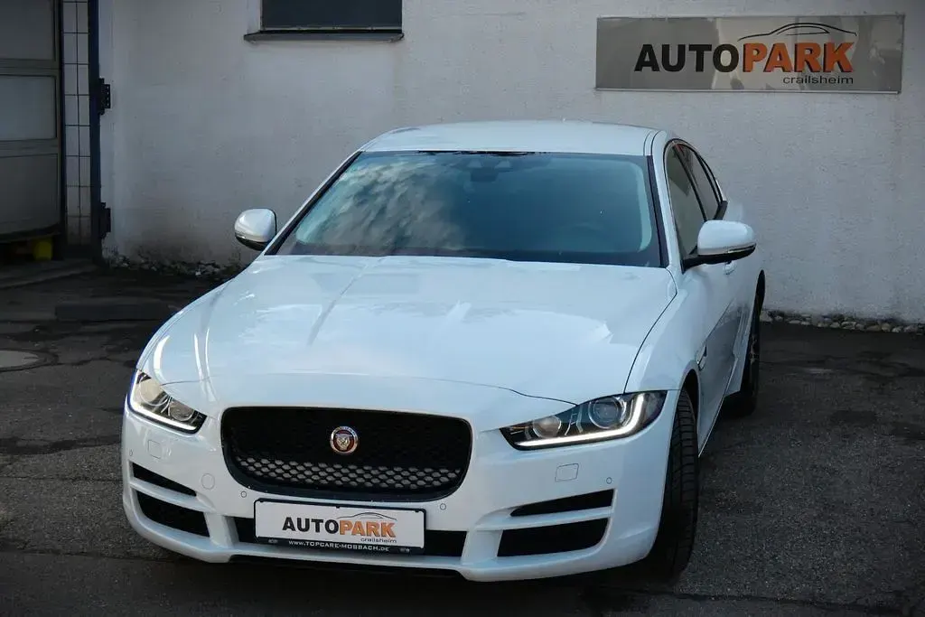 Gebraucht Jaguar XE Pure 179 PS (131 kW) 2015 Weiß Limousine