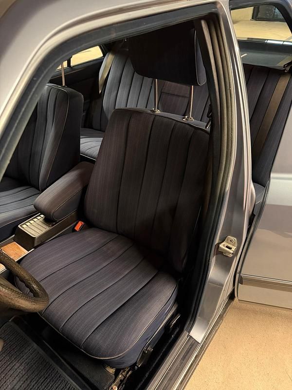 Gebraucht Mercedes E230 136 PS (100 kW) 1986 Blau Limousine