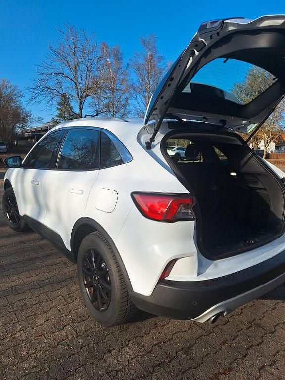 Gebraucht Ford Kuga Titanium 120 PS (88 kW) 2020 Weiß SUV