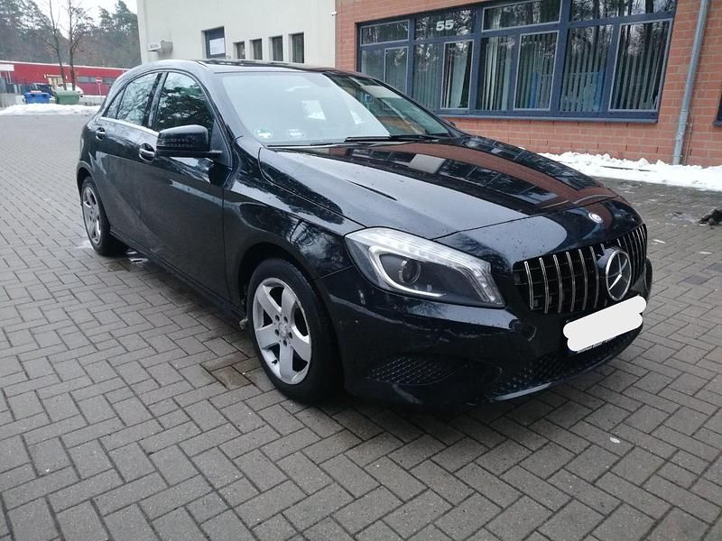 Gebraucht Mercedes A180 Urban 123 PS (90 kW) 2014 Schwarz Limousine