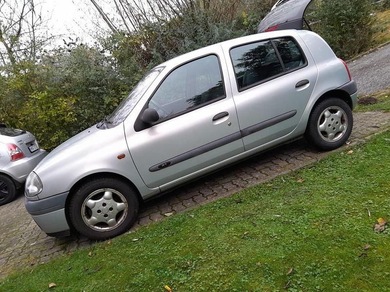 Grau Gebraucht 2000 Renault Clio II Basis Limousine | 650 € (Superpreis) - Bild 1/4
