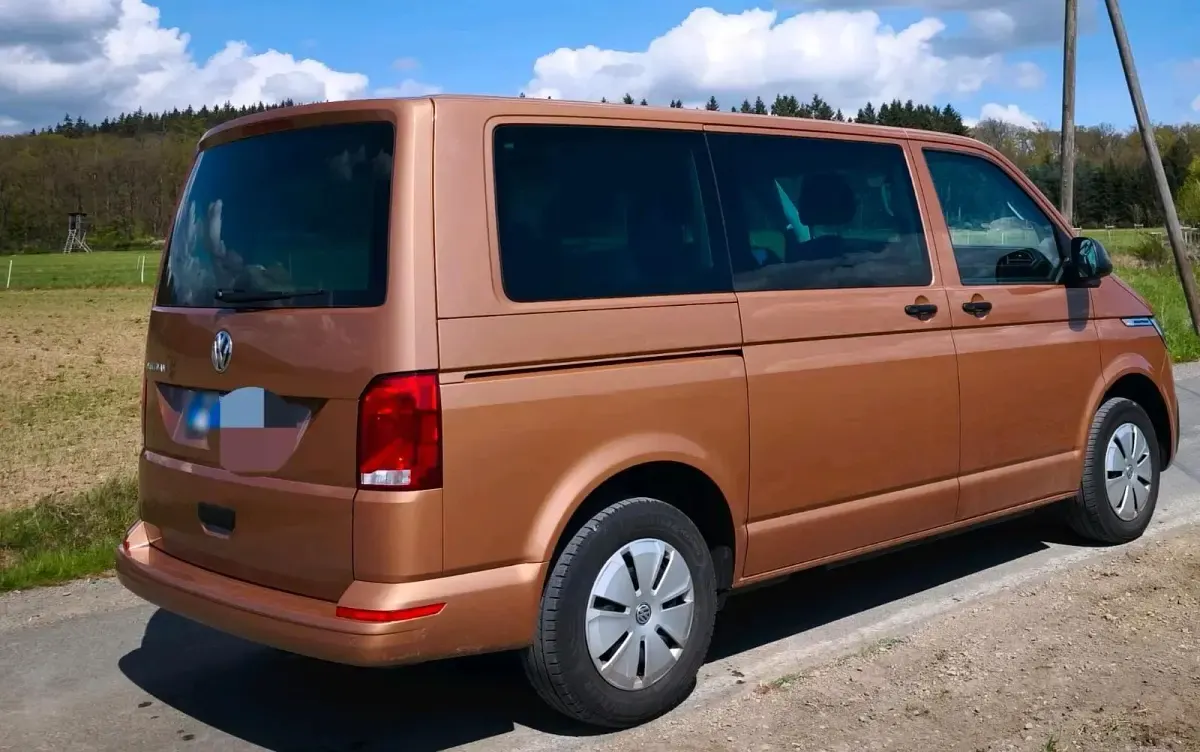 Gebraucht VW Multivan 110 PS (80 kW) 2021 Braun Van / Kleinbus
