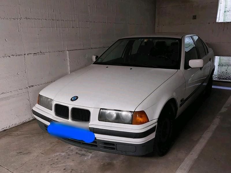 Weiß Gebraucht 1995 BMW 318 Limousine | 2.055 € - Bild 1/4