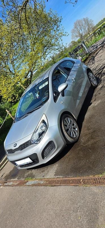 Gebraucht Kia Rio 86 PS (63 kW) 2014 Silber Limousine