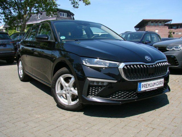 Schwarz metallic Gebraucht 2024 Skoda Scala Selection Kleinwagen | 21.980 € (Fairer Preis) - Bild 1/4