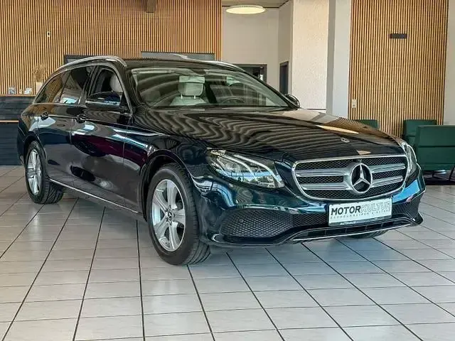 Gebraucht Mercedes E200 184 PS (135 kW) 2018 Blau Kombi