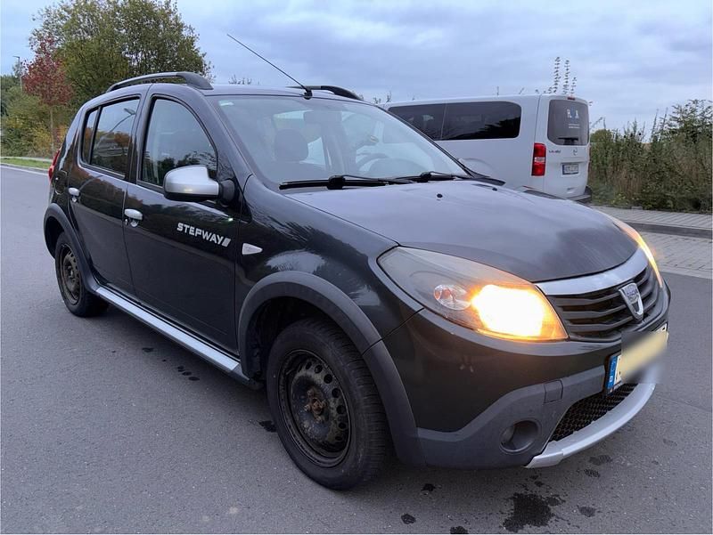 Blau Gebraucht 2010 Dacia Sandero Stepway Limousine | 2.100 € - Bild 1/4
