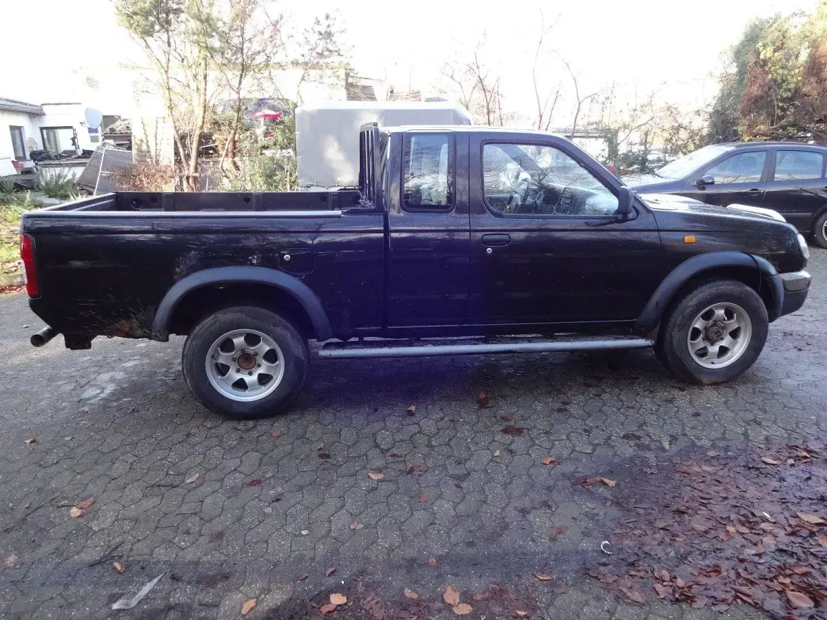 Gebraucht Nissan Navara 133 PS (97 kW) 2000 Blau Pickup