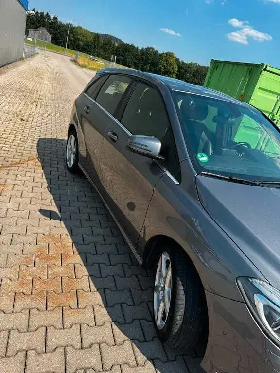 Gebraucht Mercedes B200 136 PS (100 kW) 2013 Grau Kleinwagen