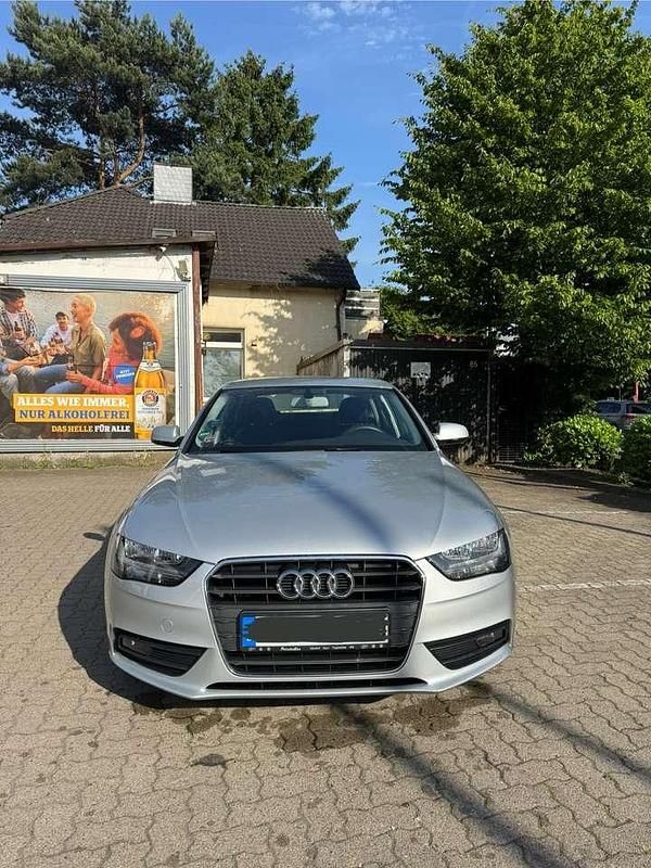 Grau Gebraucht 2013 Audi A4 Attraction Limousine | 9.000 € (Guter Preis) - Bild 1/4
