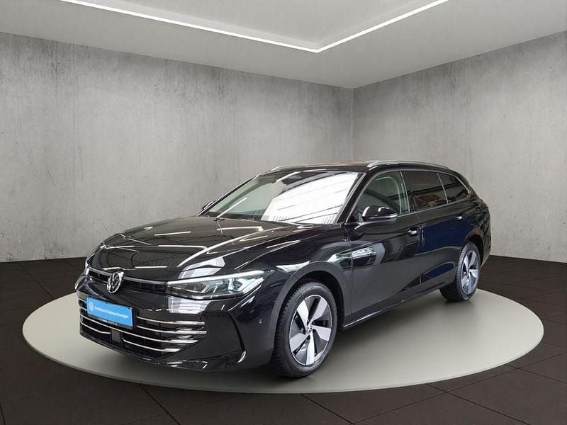 Grenadillschwarz metallic Gebraucht 2024 VW Passat Elegance Kombi | 44.900 € (Guter Preis) - Bild 1/4
