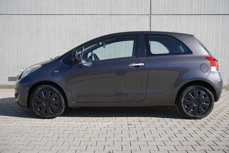 Usado Toyota Yaris 69 CV (50 kW) 2011 Gris Utilitario