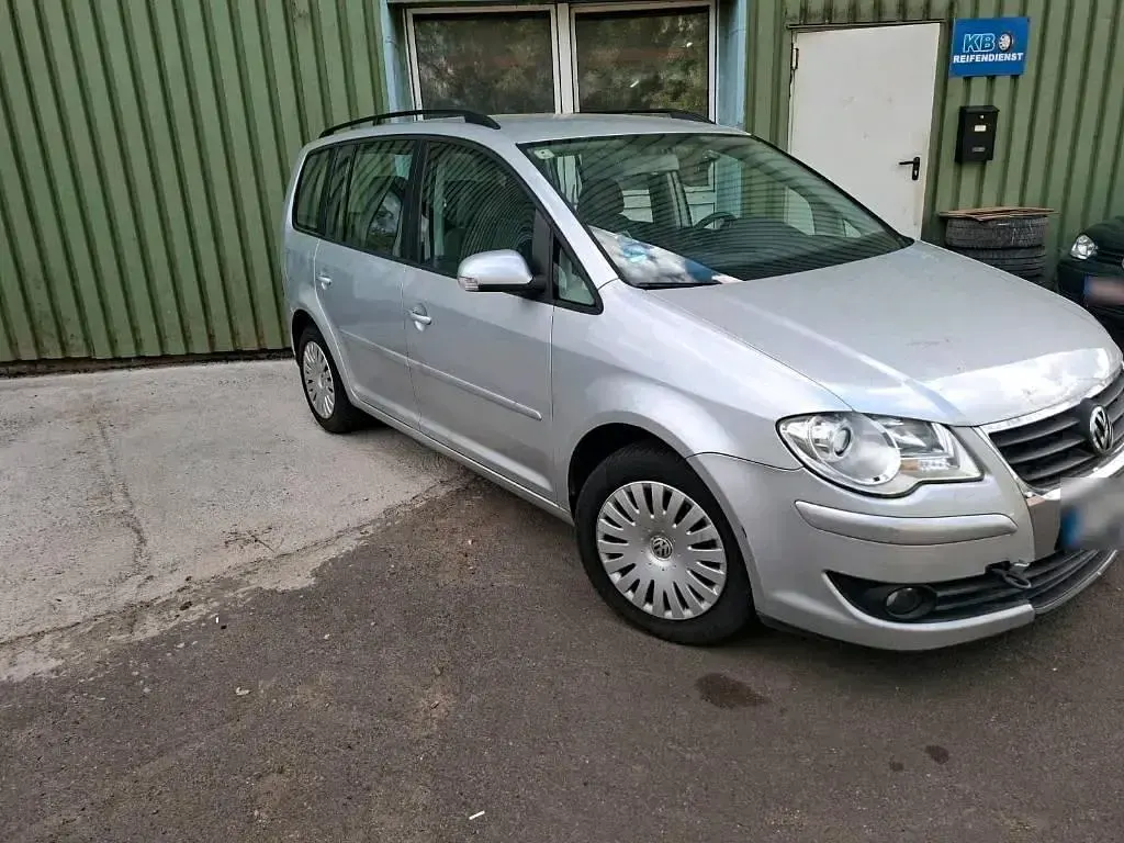 Gebraucht VW Touran 140 PS (102 kW) 2026 Grau Van / Kleinbus