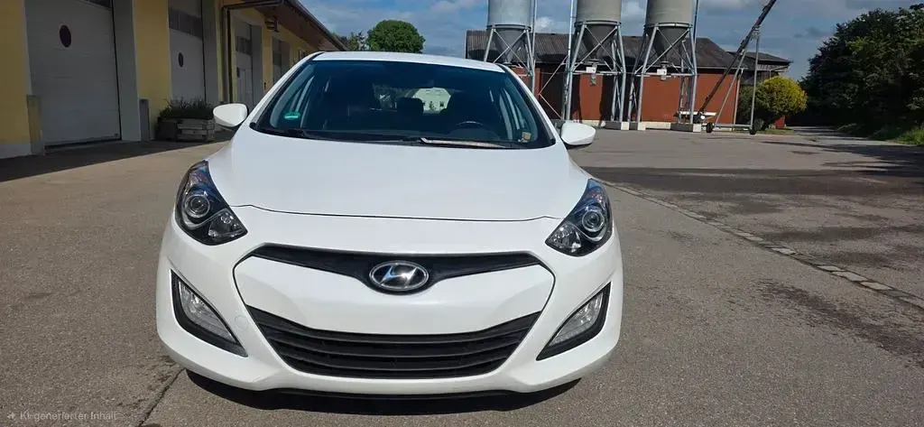 Gebraucht Hyundai i30 Edition 99 PS (72 kW) 2015 Weiß Limousine