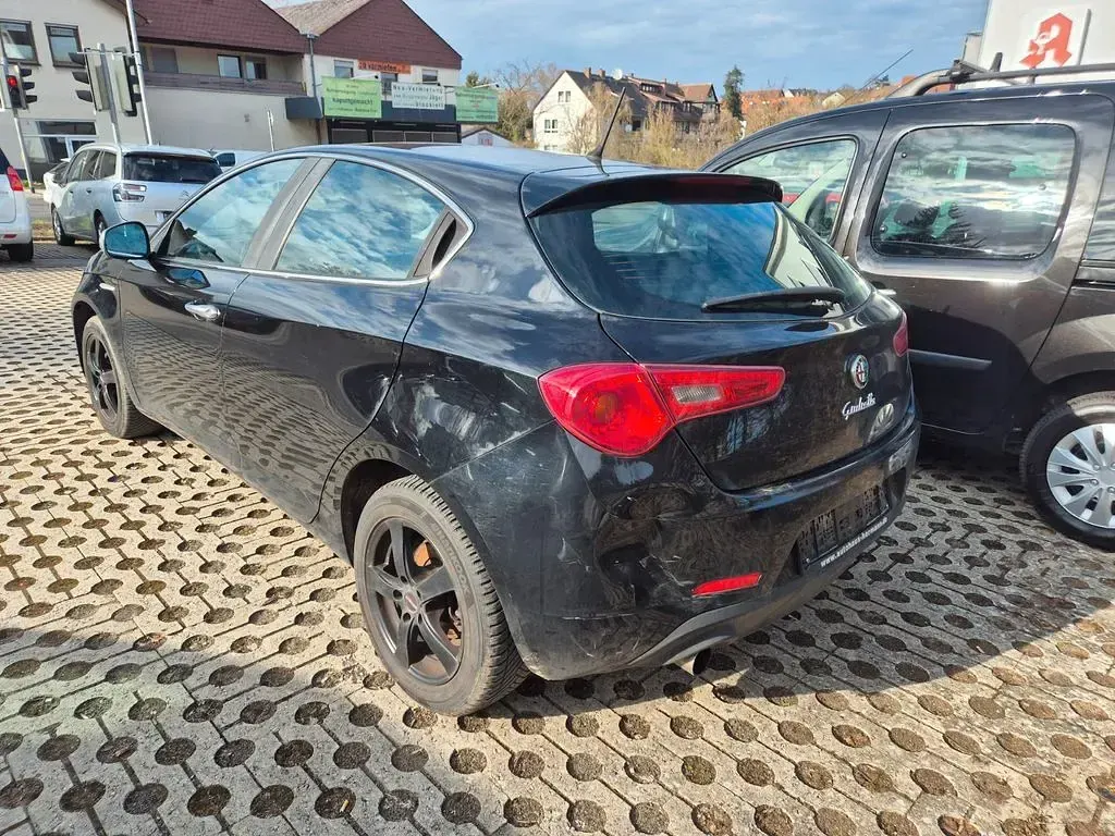 Gebraucht Alfa Romeo Giulietta Super 120 PS (88 kW) 2011 Schwarz Kleinwagen