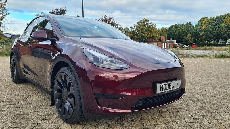 Gebraucht Tesla Model Y Standard Range 235 kW (320 PS) 2024 Midnight cherry red SUV