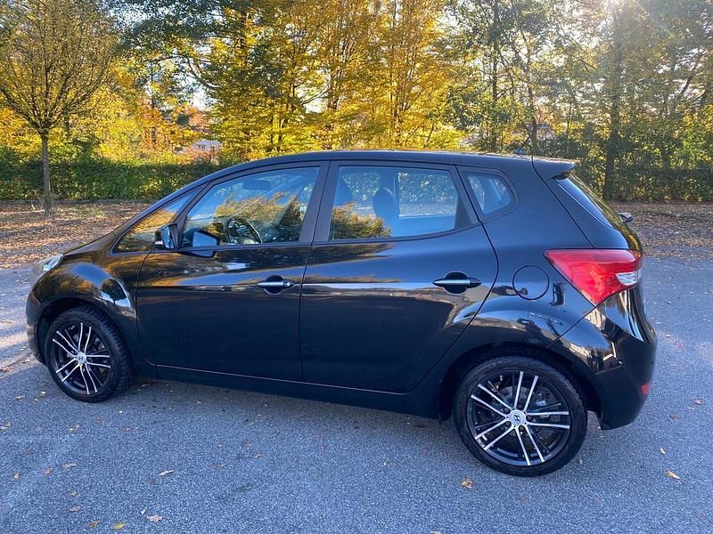 Schwarz Gebraucht 2013 Hyundai ix20 Edition Kleinwagen | 5.999 € (Etwas zu teuer) - Bild 1/4