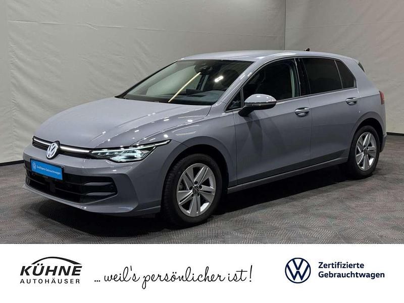 Mondsteingrau Gebraucht 2025 VW Golf VIII Life Limousine | 32.160 € - Bild 1/3