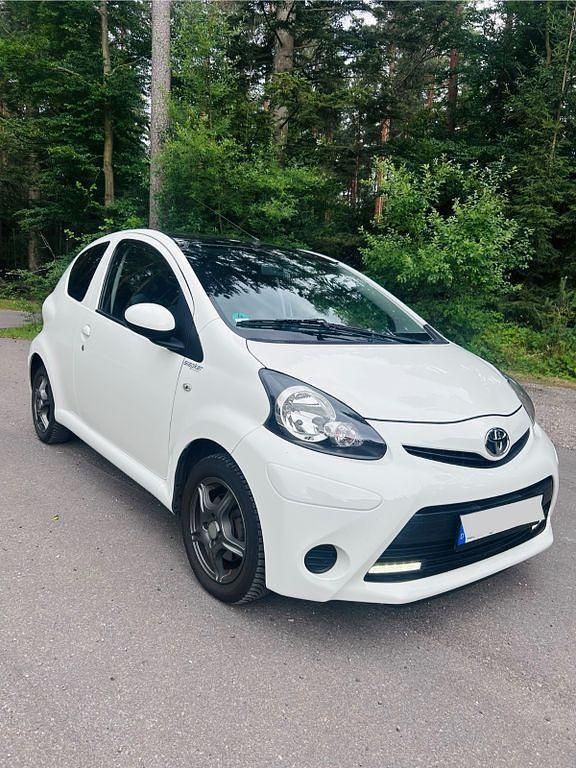 Weiß Gebraucht 2013 Toyota Aygo Kleinwagen | 4.500 € (Guter Preis) - Bild 1/4