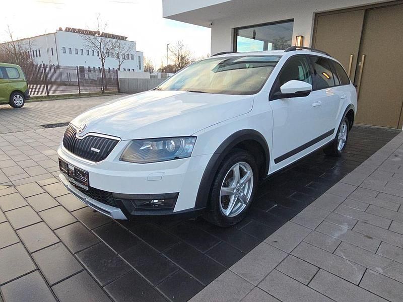 Weiß Gebraucht 2015 Skoda Octavia Scout Scout 4x4 Kombi | 12.989 € (Fairer Preis) - Bild 1/4