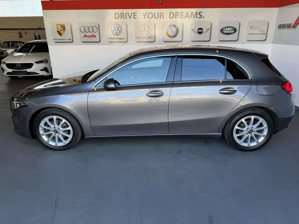 Gebraucht Mercedes A180 136 PS (100 kW) 2019 Mountaingrau (metallic) Limousine