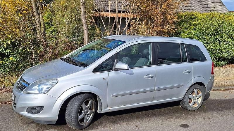 Gebraucht Opel Zafira Innovation 125 PS (91 kW) 2009 Silber Van / Kleinbus