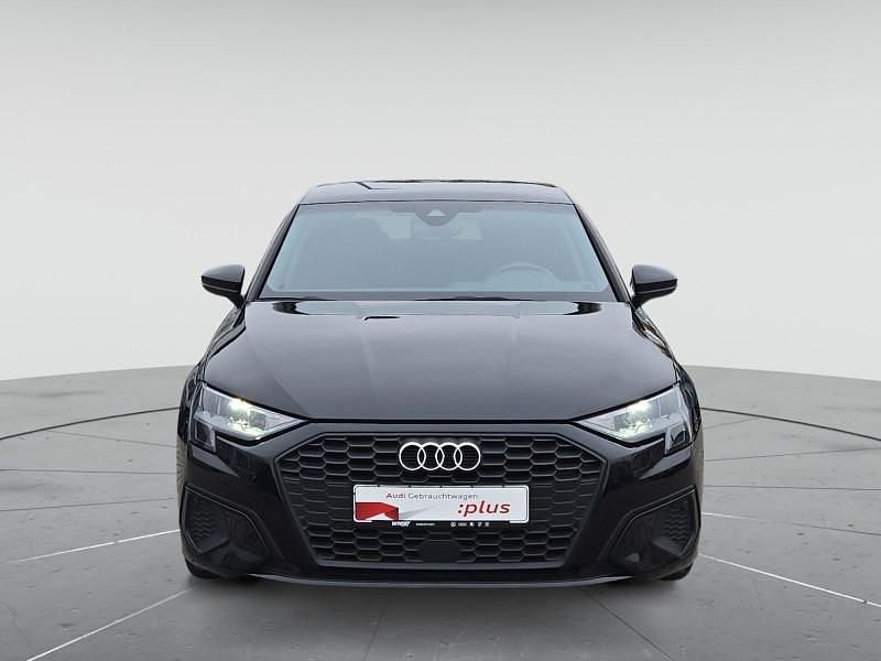 Brillantschwarz Gebraucht 2024 Audi A3 Sport Limousine | 24.880 € - Bild 1/4