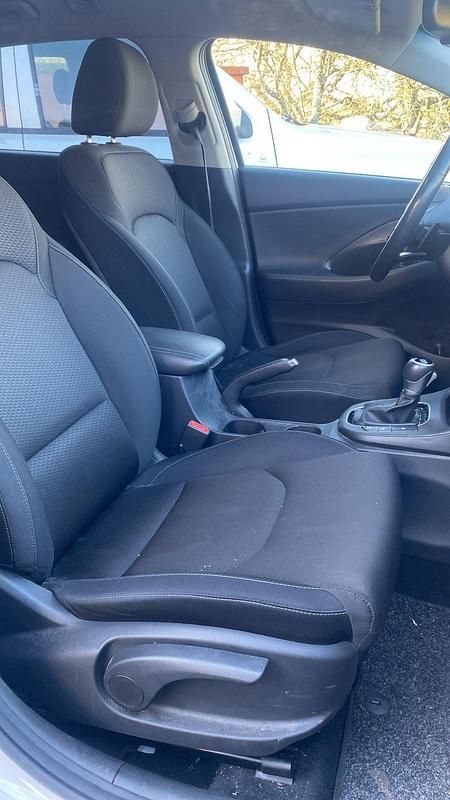 Gebraucht Hyundai i30 140 PS (102 kW) 2017 Polar white Kombi