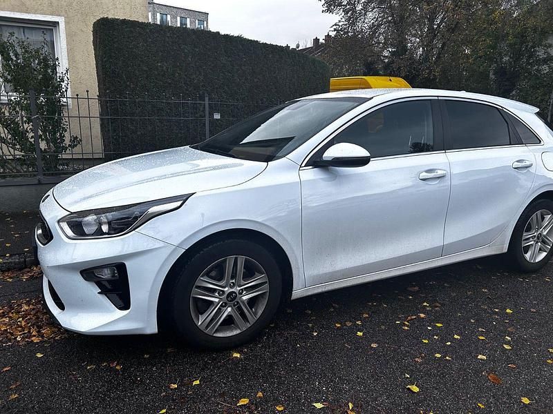 Używany Kia Ceed Vision 160 KM (117 kW) 2021 Biały Hatchback
