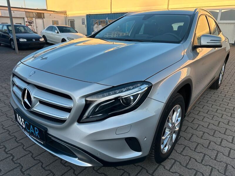 Polarsilber metalliclack Gebraucht 2016 Mercedes GLA200 SUV | 18.900 € (Guter Preis) - Bild 1/4