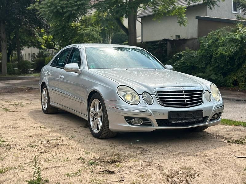 Silber Gebraucht 2007 Mercedes E320 Avantgarde Limousine | 5.800 € (Fairer Preis) - Bild 1/4