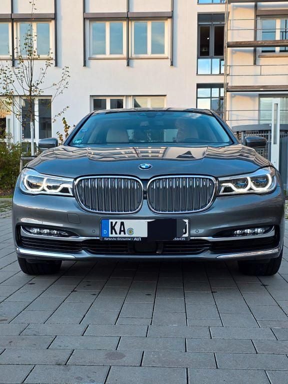 Grau Gebraucht 2019 BMW 730 Luxury Line Limousine | 41.500 € (Fairer Preis) - Bild 1/4