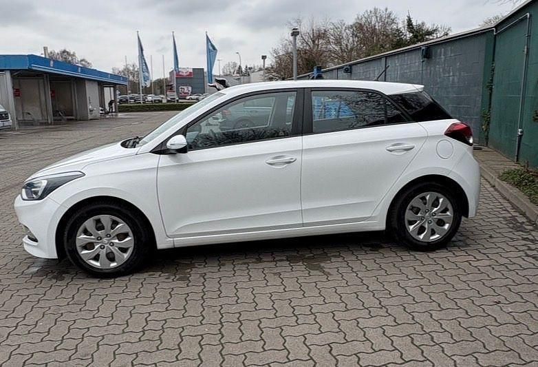 Gebraucht Hyundai i20 75 PS (55 kW) 2017 Weiß Limousine