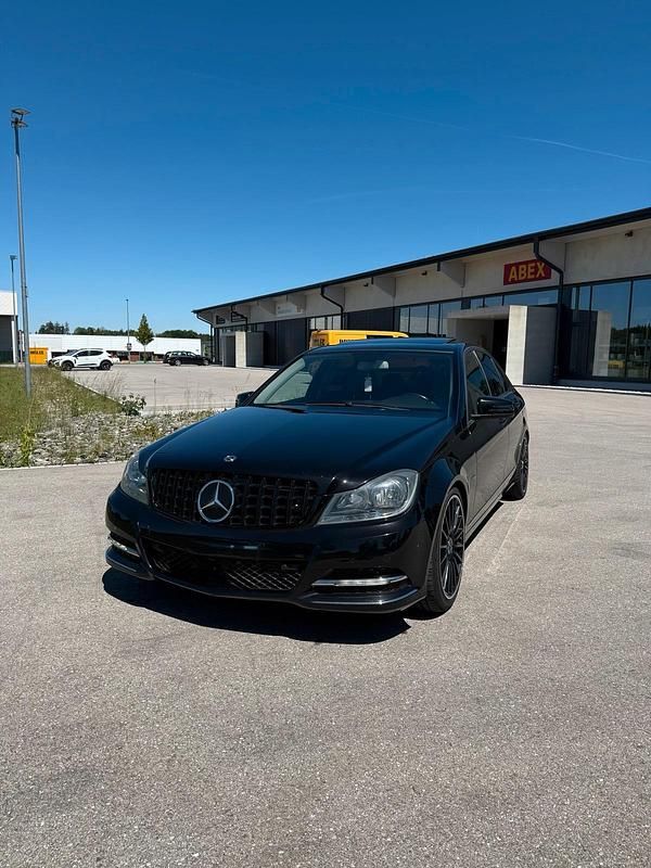 Schwarz Gebraucht 2012 Mercedes C220 Limousine | 9.999 € (Teuer) - Bild 1/4