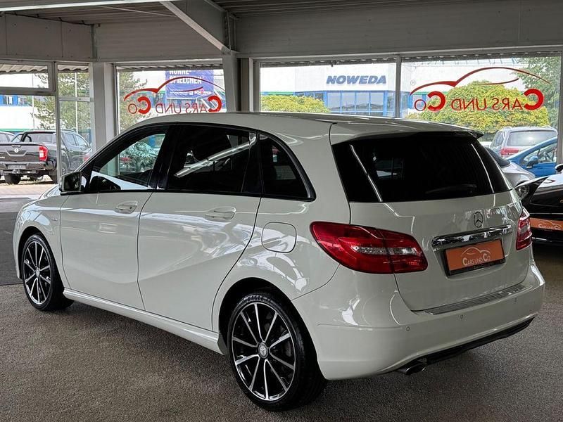 Gebraucht Mercedes B200 156 PS (114 kW) 2012 Weiß Van / Kleinbus