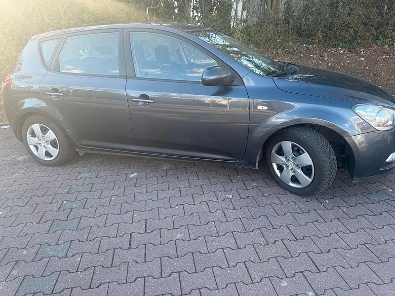 Gebraucht Kia Ceed Spirit 125 PS (91 kW) 2011 Grau Kleinwagen