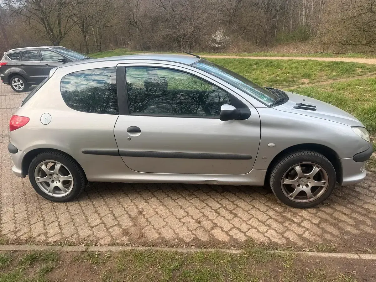 Używany Peugeot 206 75 KM (55 kW) 2000 Srebrny Hatchback