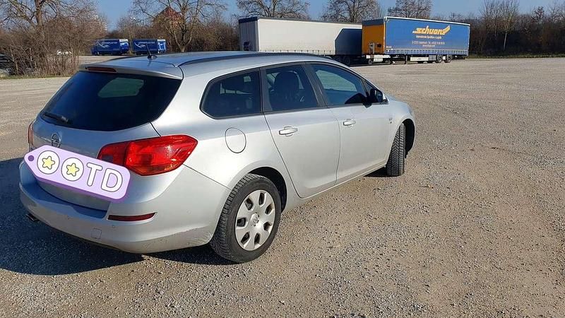 Gebraucht Opel Astra Edition 140 PS (102 kW) 2012 Silber Kombi
