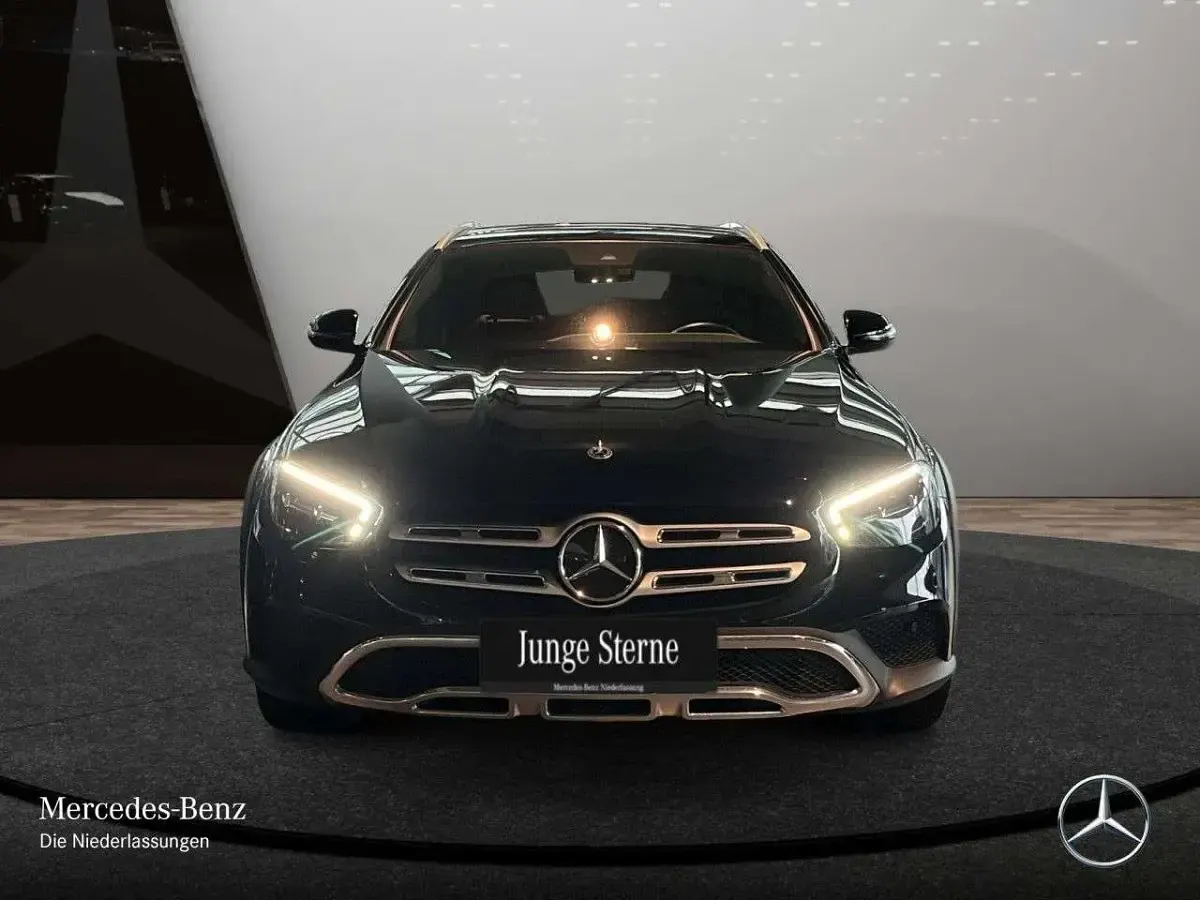 Gebraucht Mercedes E220 194 PS (142 kW) 2022 Unilack schwarz Kombi