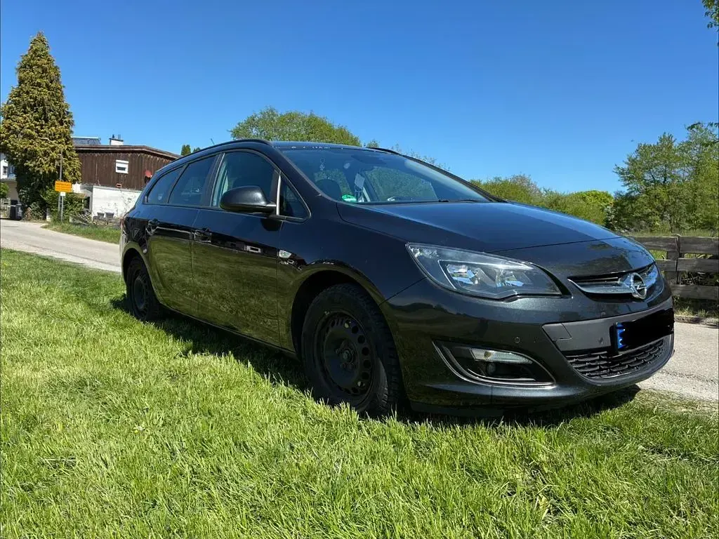 Używany Opel Astra Active 131 KM (96 kW) 2013 Czarny Sedan/Limuzyna