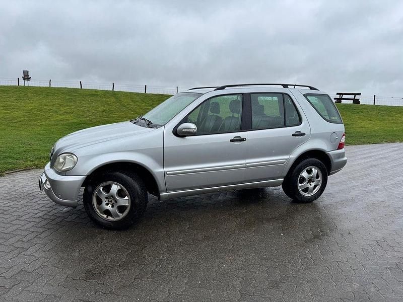 Gebraucht Mercedes ML270 163 PS (119 kW) 2004 Silber SUV