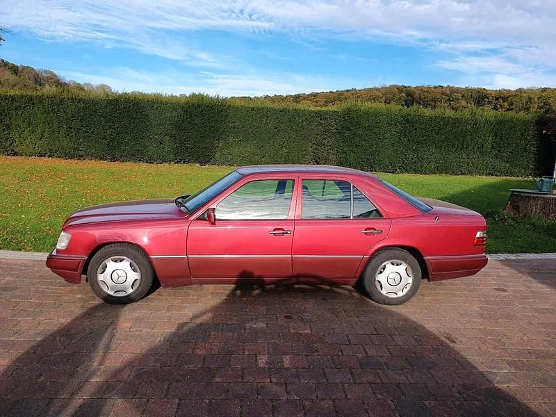 Rot Gebraucht 1993 Mercedes E200 Limousine | 7.000 € - Bild 1/4